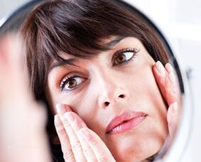 С възрастта жената забелязва появата на бръчки по лицето си. 