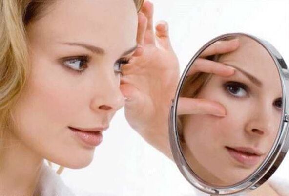 подмладяване на кожата около очите на жената